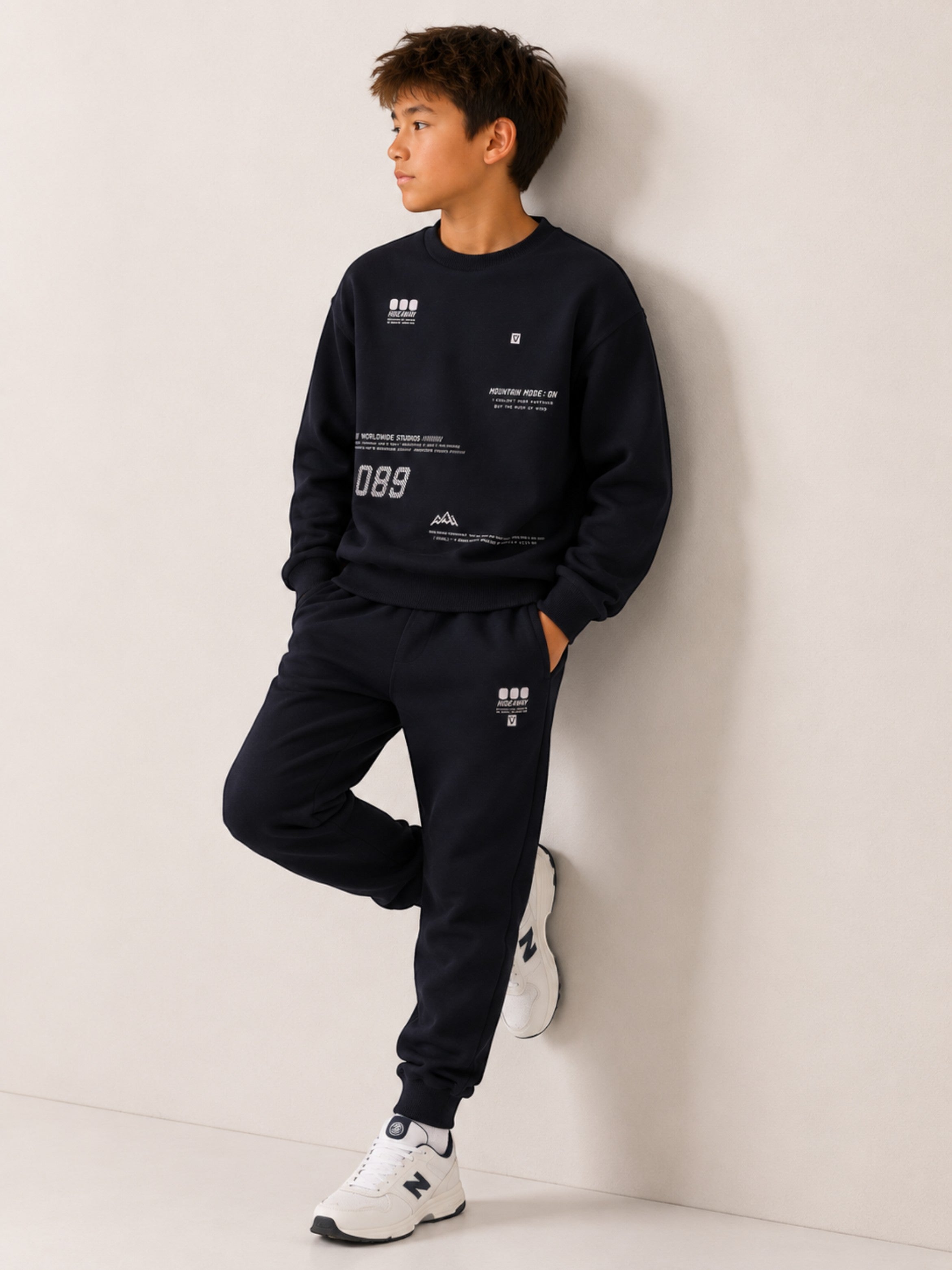 Boys Graphic Sweatshirt and Jogger 2-piece set